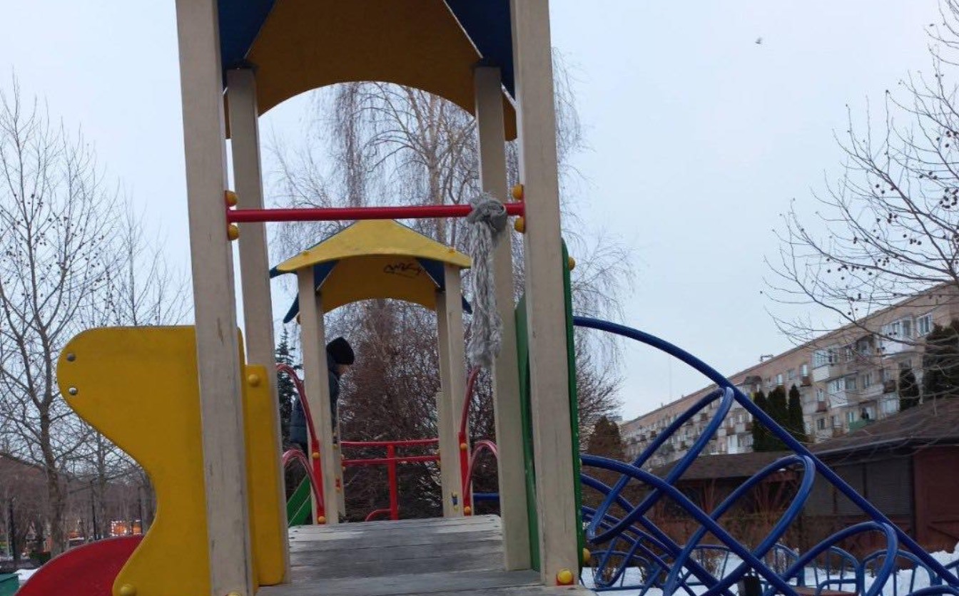 Вандалізм у сквері «Юність»: на дитячому майданчику зірвали канат