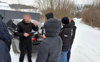 ДБР викрило на Черкащині правоохоронця, який за п’ять тисяч доларів обіцяв зняти з розшуку