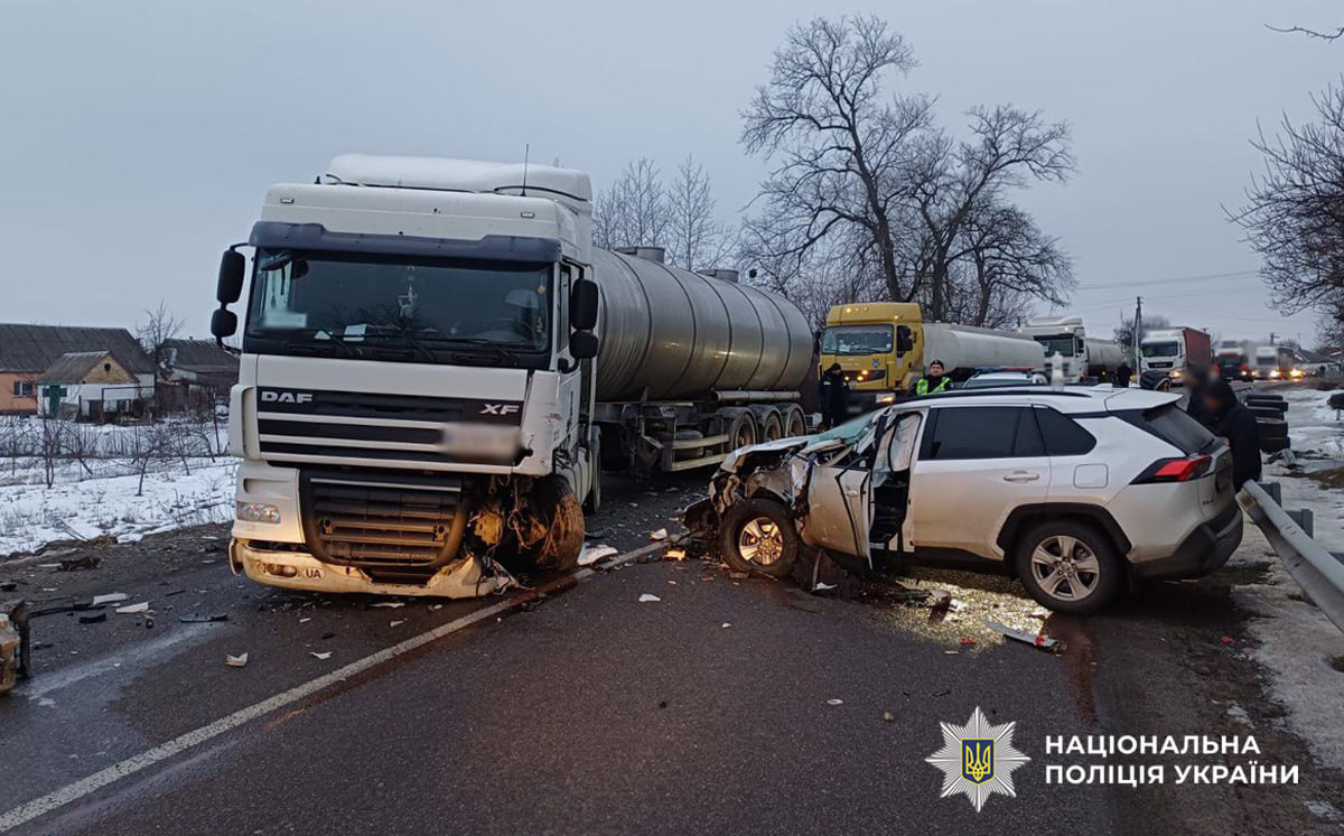 ДТП у Мошнах: зіштовхнулися вантажівка і автомобіль