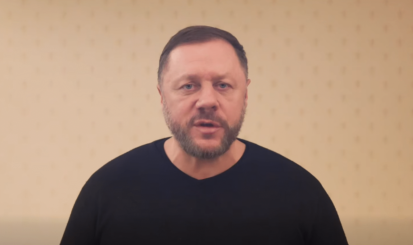 Чоловік, який на кладовищі в Черкасах облив на автівці брудом могили військових, публічно вибачився (ВІДЕО)