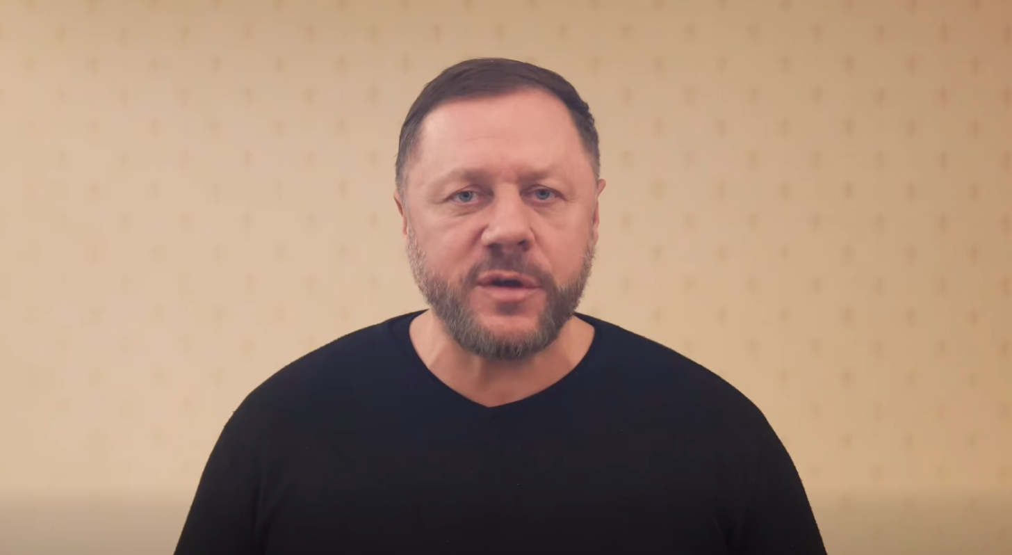 Чоловік, який на кладовищі в Черкасах облив на автівці брудом могили військових, публічно вибачився (ВІДЕО)