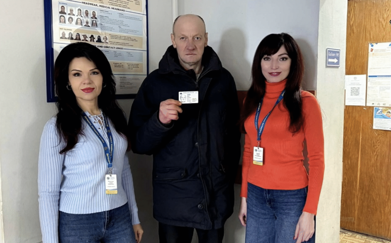 Черкащанину вперше оформили паспорт у 51-річному віці