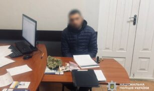 Накинувся з кулаками: 27-річний чоловік пограбував черкащанина