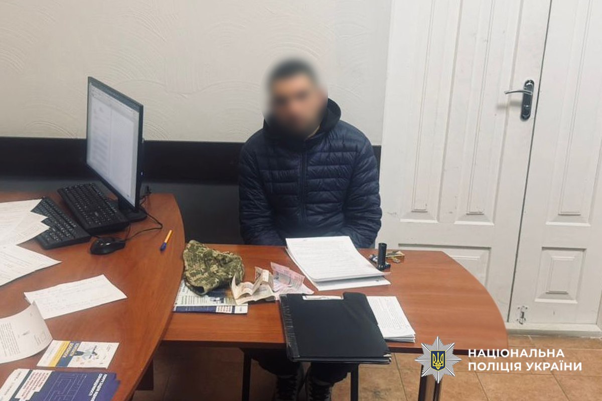 Накинувся з кулаками: 27-річний чоловік пограбував черкащанина