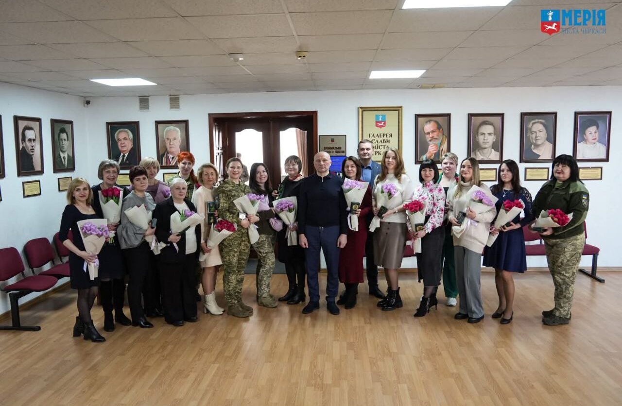 У Черкасах відзначили жінок медалями «Незламній духом черкащанці»