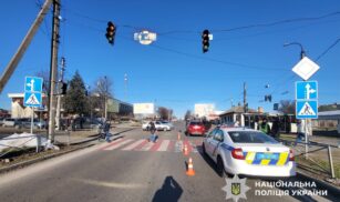 Дітей госпіталізували: у Черкасах водійка проїхала “на червоний” та збила двох дівчаток (ФОТО)