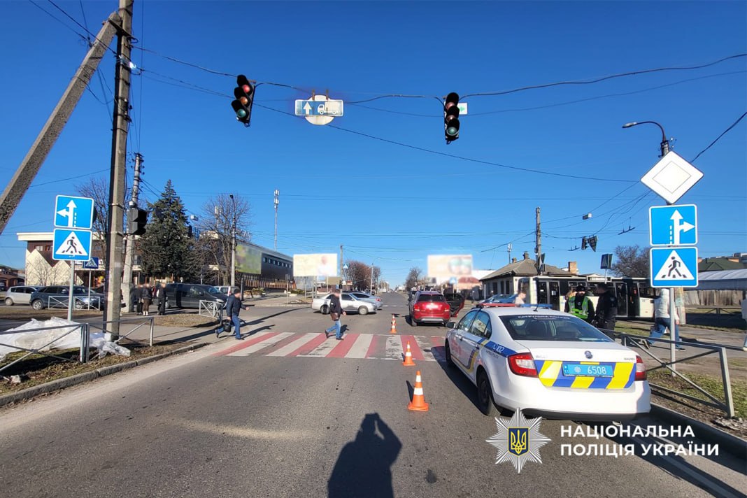 Дітей госпіталізували: у Черкасах водійка проїхала “на червоний” та збила двох дівчаток (ФОТО)