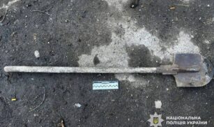 Ударив лопатою через ревнощі: в селі на Золотоніщині затримали чоловіка