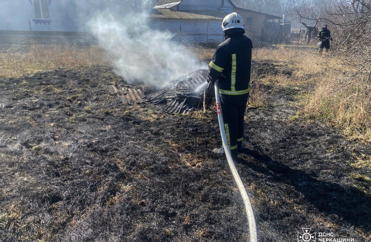 П’ять пожеж на відкритих територіях сталися вчора в Черкаській області, одна з них — смертельна