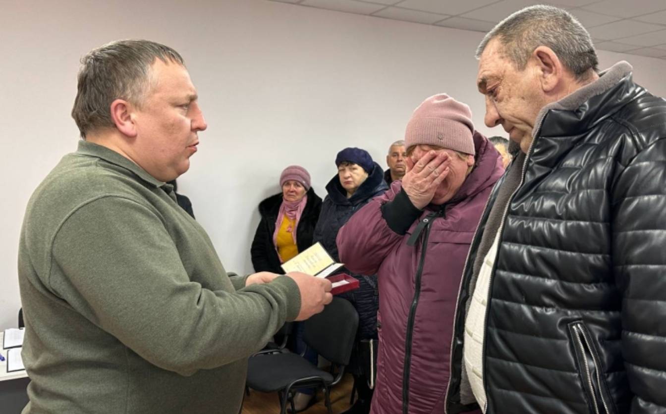 Родині полеглого воїна із Уманщини передали нагороду «За мужність»