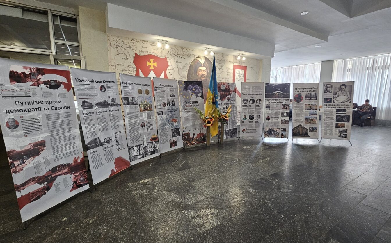 Просвітницькі експозиції встановили в черкаських закладах освіти до річниці повномасштабного вторгнення