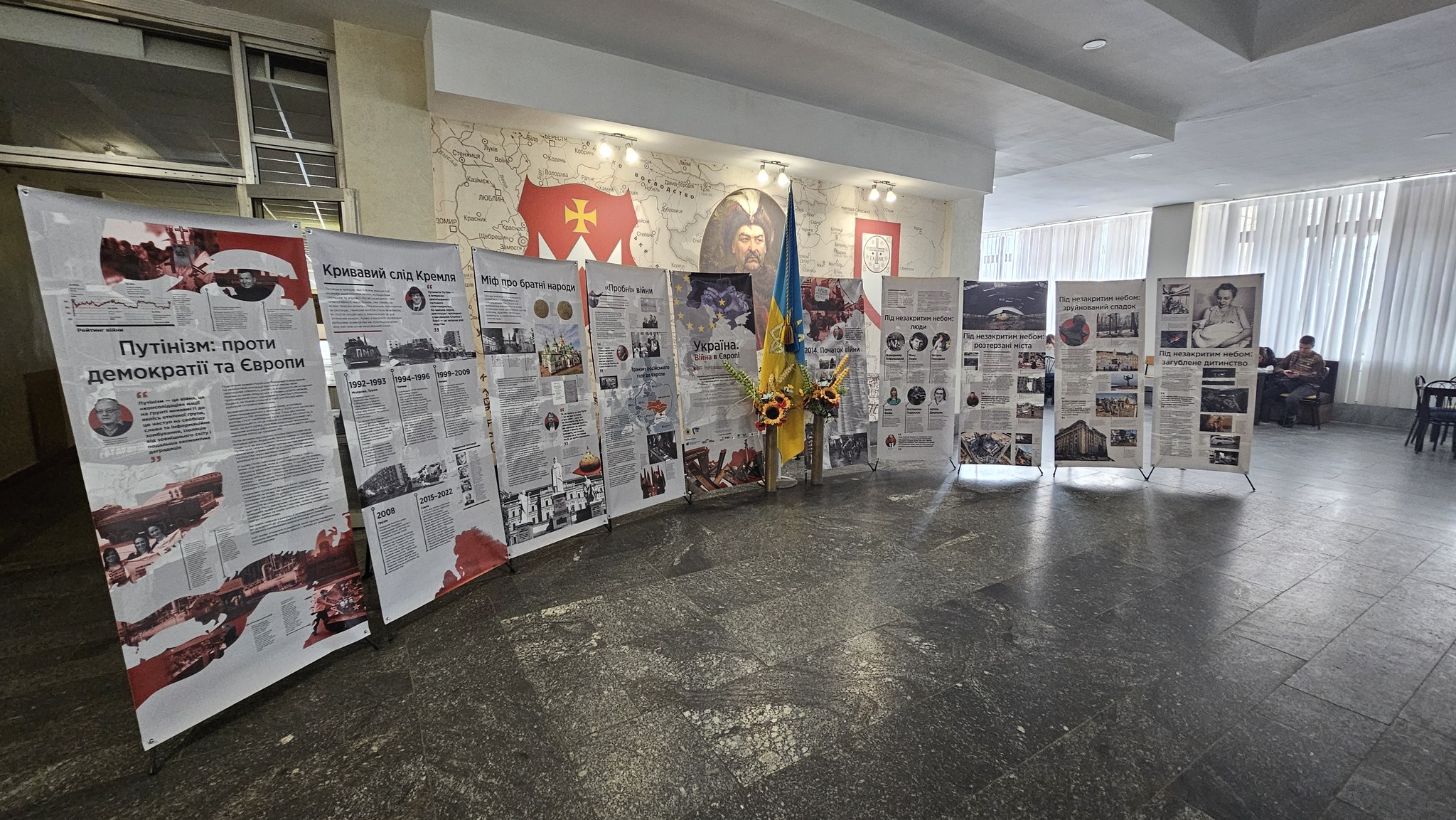 Просвітницькі експозиції встановили в черкаських закладах освіти до річниці повномасштабного вторгнення