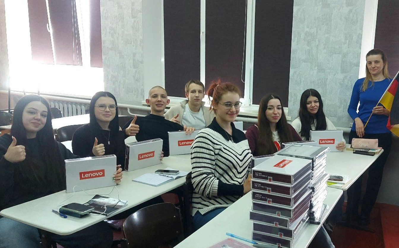 Три школи у Каневі отримали планшети від партнерів