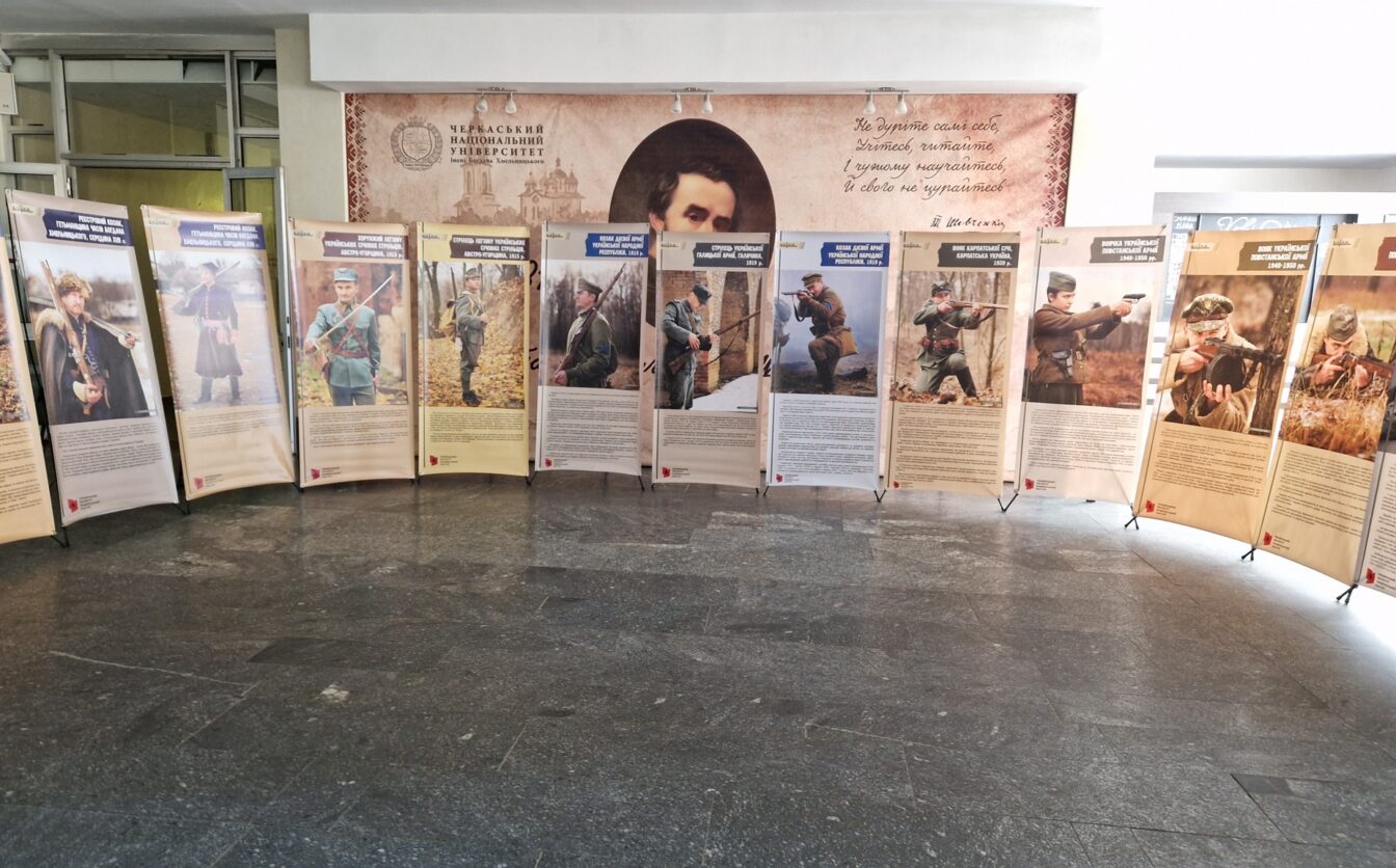 Виставка «Воїни» з’явилася в одному з університетів Черкас