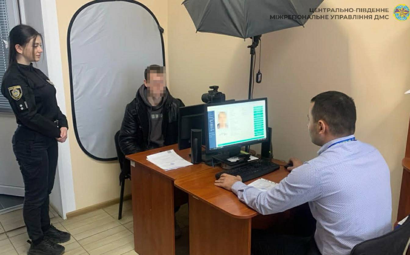 Повернеться, щоб укласти шлюб: звенигородські міграційники ухвалили рішення про примусове видворення з України поляка