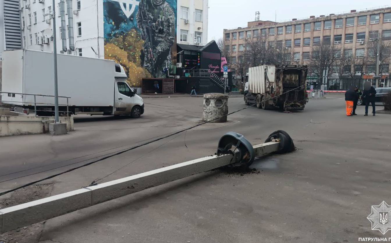 Поблизу одного з ТРЦ у Черкасах водій зніс електроопору