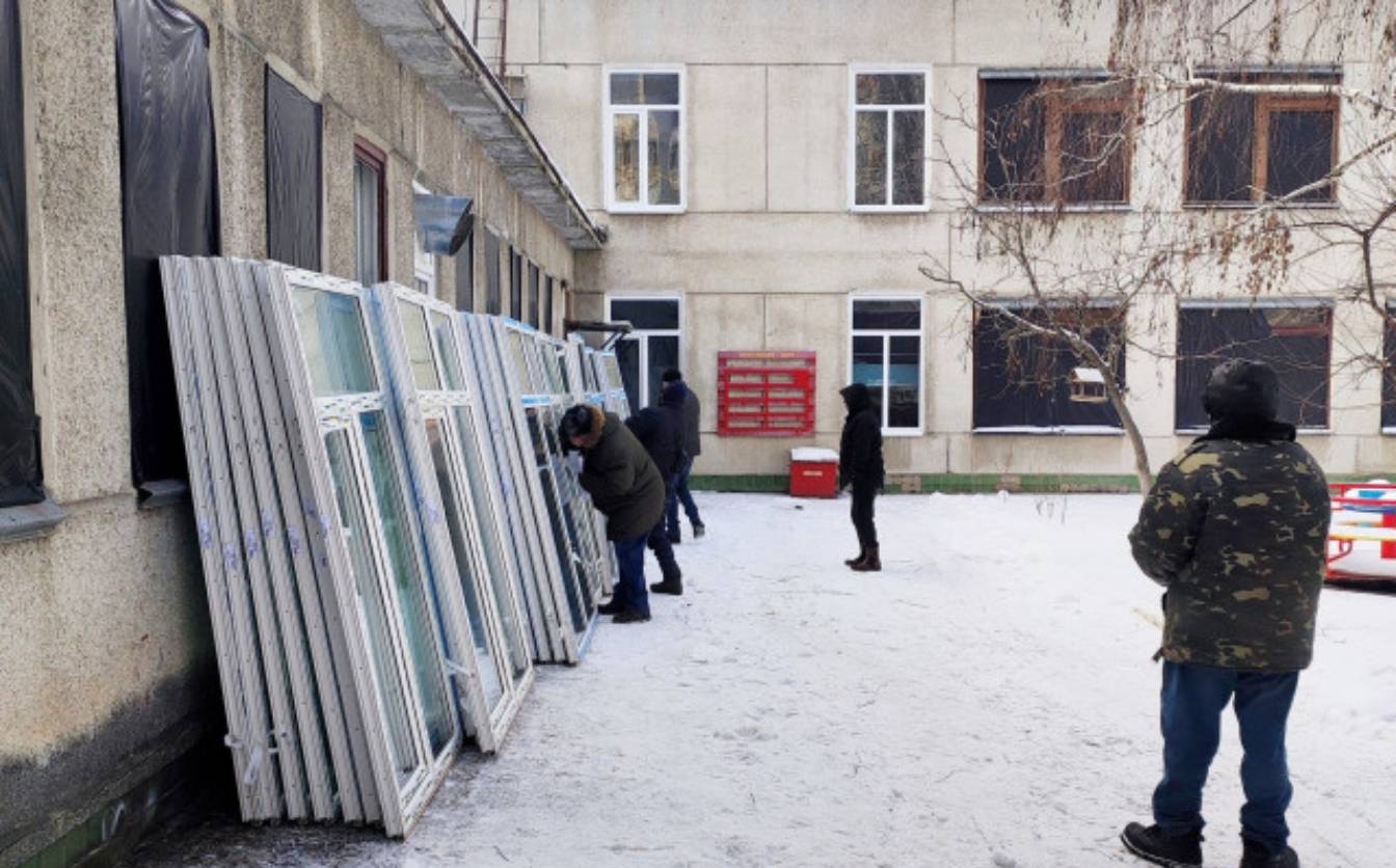 У Каневі відновлюють вікна в закладах соціальної сфери, які були пошкоджені через атаку рф