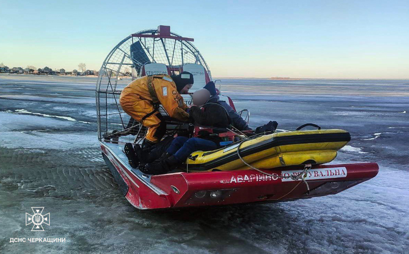 У Черкасах врятували двох рибалок