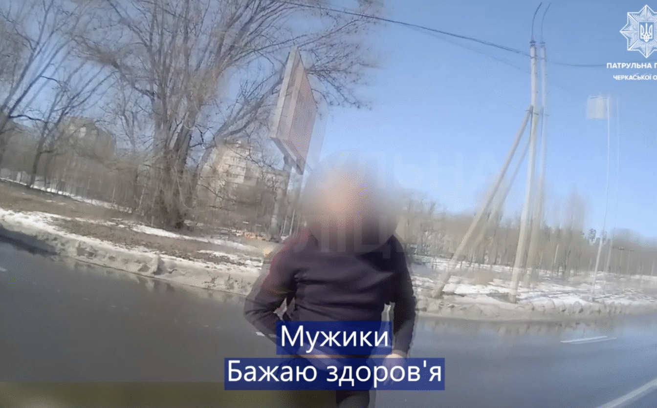 Потребував хірургічного втручання: патрульні супроводжували черкащанина до медичного закладу (ВІДЕО)