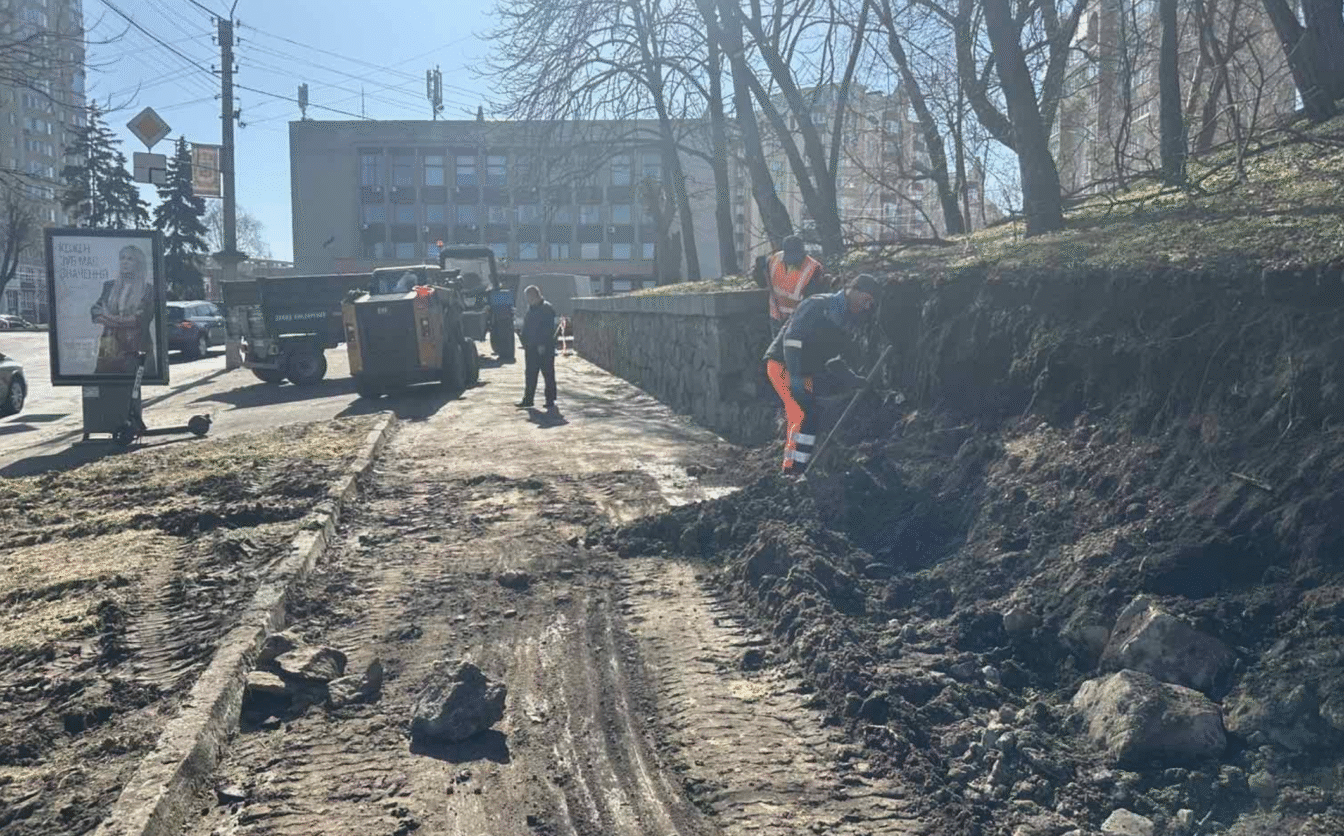На Замковому узвозі в Черкасах розпочали ремонт  (ФОТО)