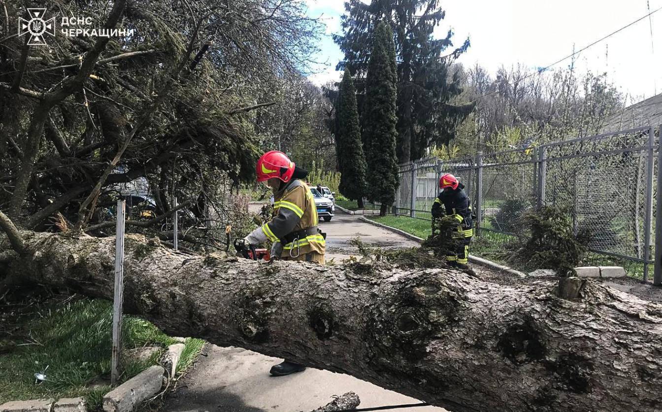 Через негоду на Черкащині частина осель залишилася без світла та пошкоджено дах новобудови