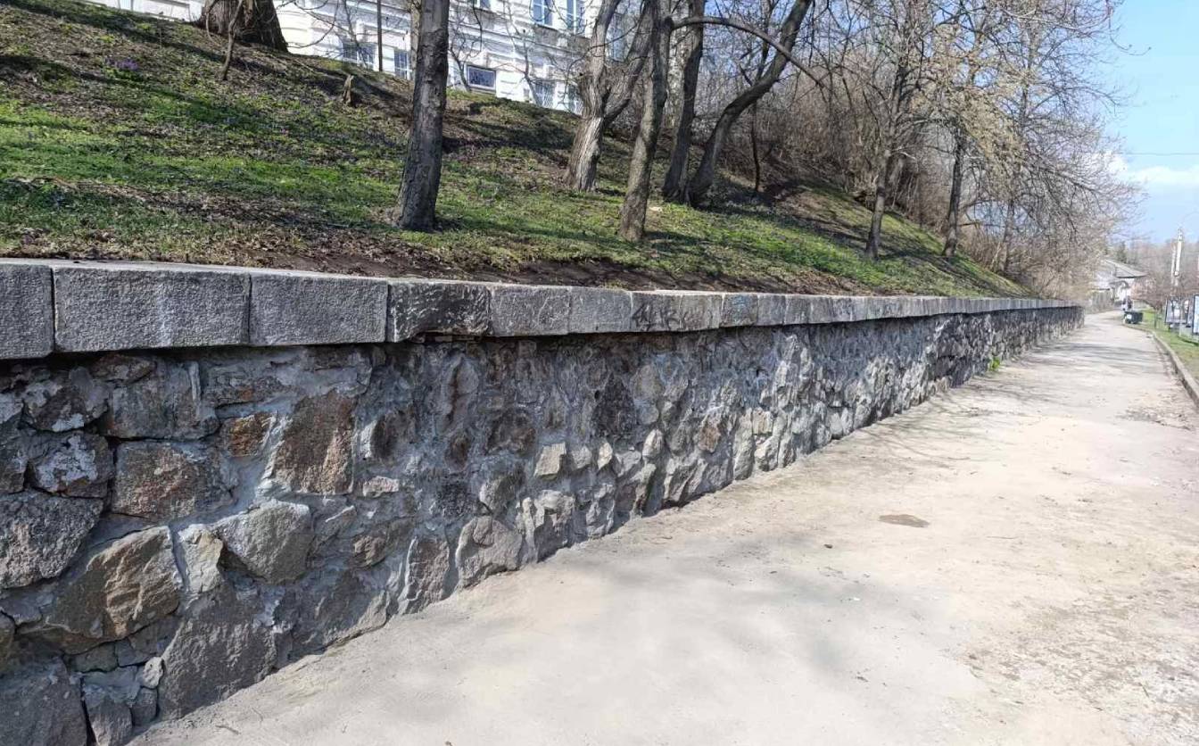 Підпірну стінку на Замковому узвозі вже відремонтували (ФОТО)