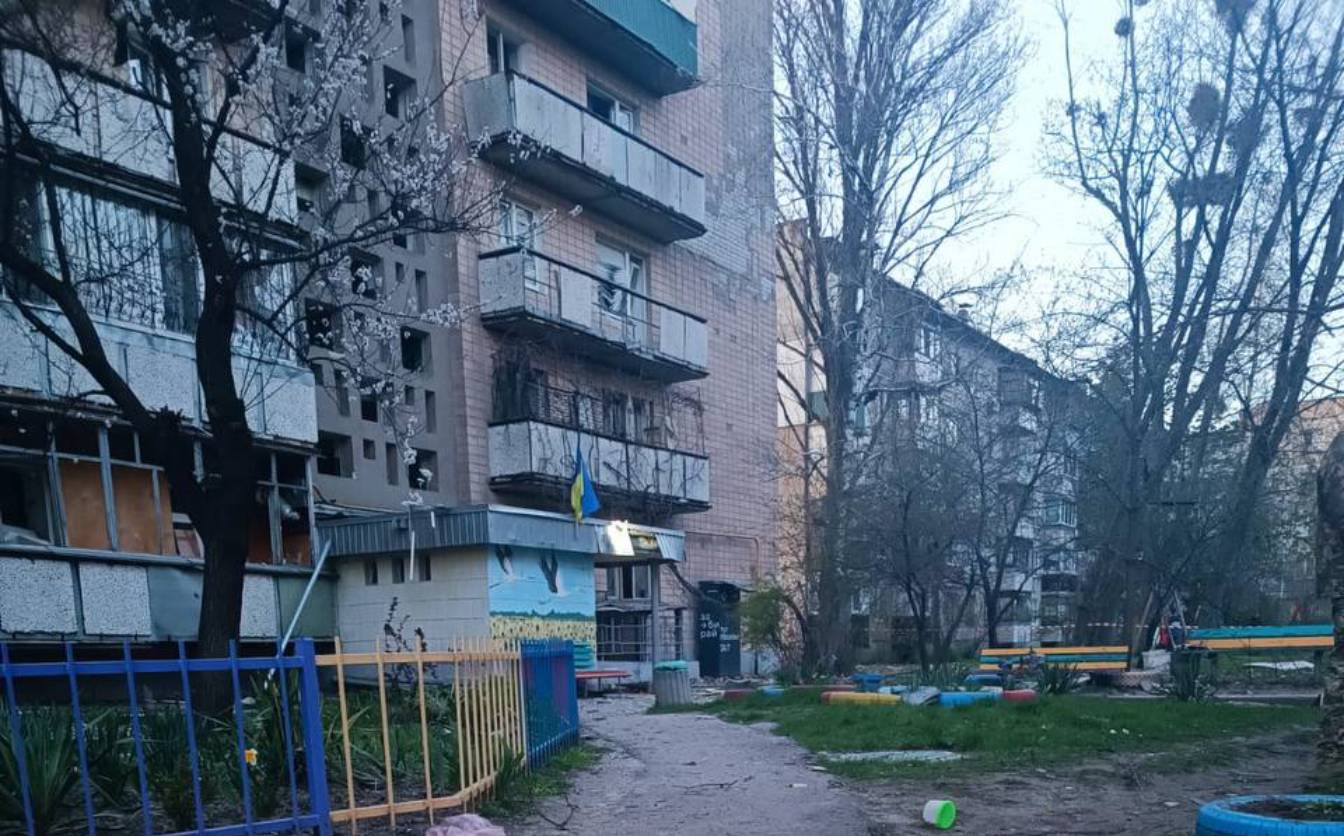 Мешканцям будинку, який пошкодила рф, Черкаси допоможуть полагодити дах