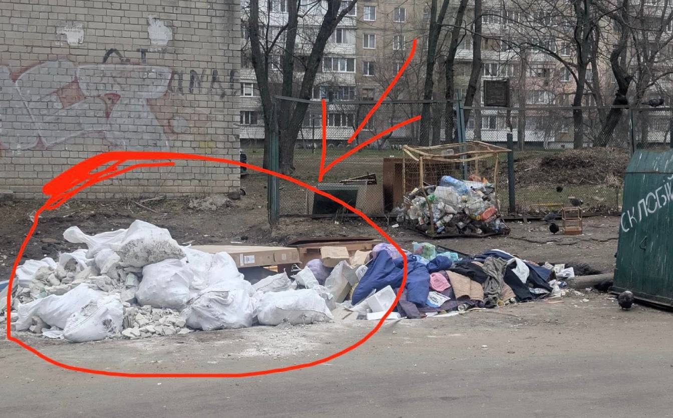 На черкащанку, яка викидала біля контейнерного майданчика будівельне сміття, склали протокол