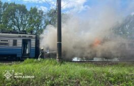 Евакуйовано 40 осіб: на Черкащині сталося займання електропотягу (ФОТО)
