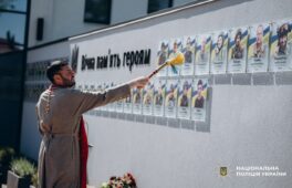 У Руській Поляні відкрили меморіал загиблому поліцейському Сергію Ненаді