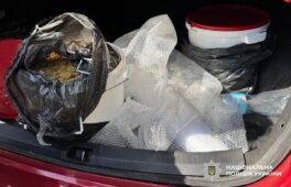 У Черкасах поліція затримала 63-річного водія, який зізнався, що перевозить наркотики