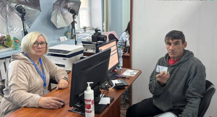 Мав лише паспорт СРСР: на Черкащині чоловіку вперше видали ID-картку