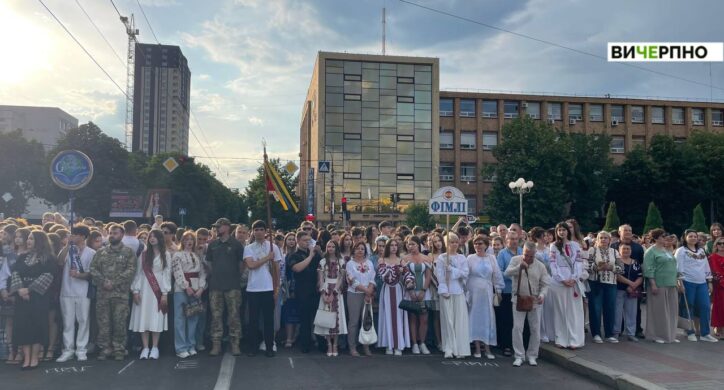 Майже дві тисячі випускників у Черкасах долучилися до Маршу Подяки (ФОТО, ВІДЕО)
