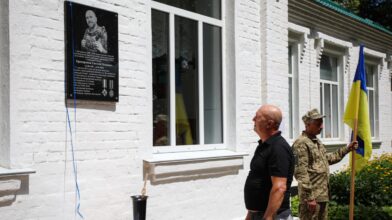 Загинув на Донеччині: в Лебедині відкрили меморіал поліцейському