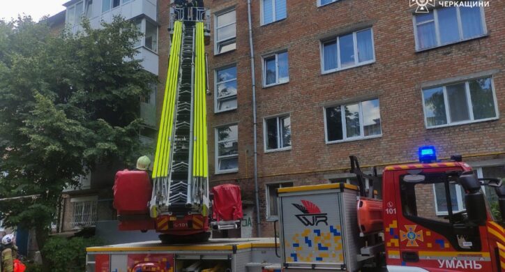 Підгоріла їжа: в уманській квартирі сталося задимлення (ФОТО)
