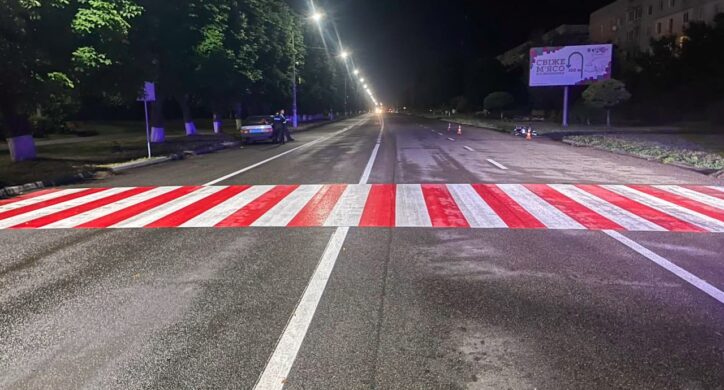 Мотоцикліст збив неповнолітніх дівчат: у Чорнобаї сталася ДТП