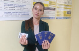За один візит — чотири паспорти: у Каневі родина оформила документи