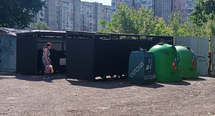 На Митниці сміттєві баки, які стояли вздовж дороги, перемістили в інше місце