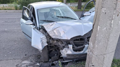 Є травмовані: у Черкасах водій зіткнувся з електроопорою