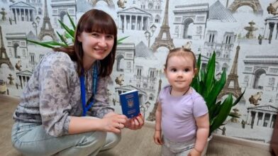 Однорічна черкащанка отримала свій перший закордонний паспорт
