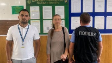 Не виконала вимогу залишити Україну самостійно: черкаські міграційники видворили громадянку США