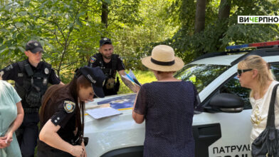 Хочуть ставити паркан: черкасці блокують дії забудовника на місці скандальної вирубки дерев (ФОТО, ВІДЕО)