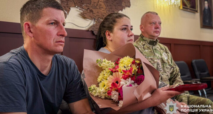У Черкасах дружині полеглого поліціянта передали нагороди