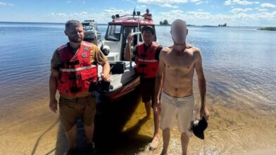 На Дніпрі чоловіка на матраці віднесло далеко від берега