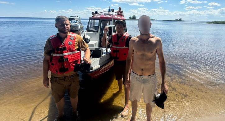 На Дніпрі чоловіка на матраці віднесло далеко від берега