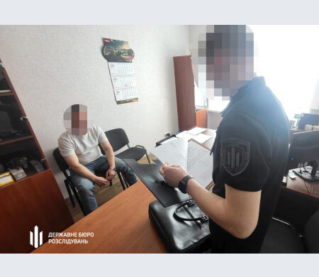 Одягнув кайданки та продовжив бити: ДБР повідомило про підозру поліцейському на Черкащині