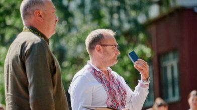 Черкаському волонтеру передали відзнаку «Золоте серце»