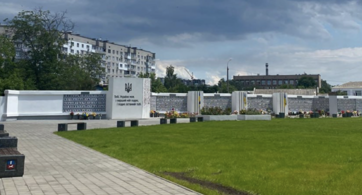 Зі стели загиблих воїнів у Черкасах вкрали прапор
