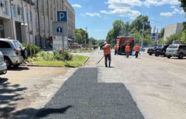 Біля ЦНАПу в Черкасах виконали аварійно-ямковий ремонт