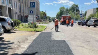 Біля ЦНАПу в Черкасах виконали аварійно-ямковий ремонт